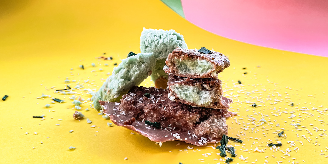 Batoane raw-vegane de cocos cu spirulina crunchies