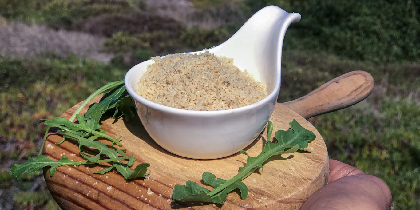 Parmezan raw vegan cu nuci macadamia