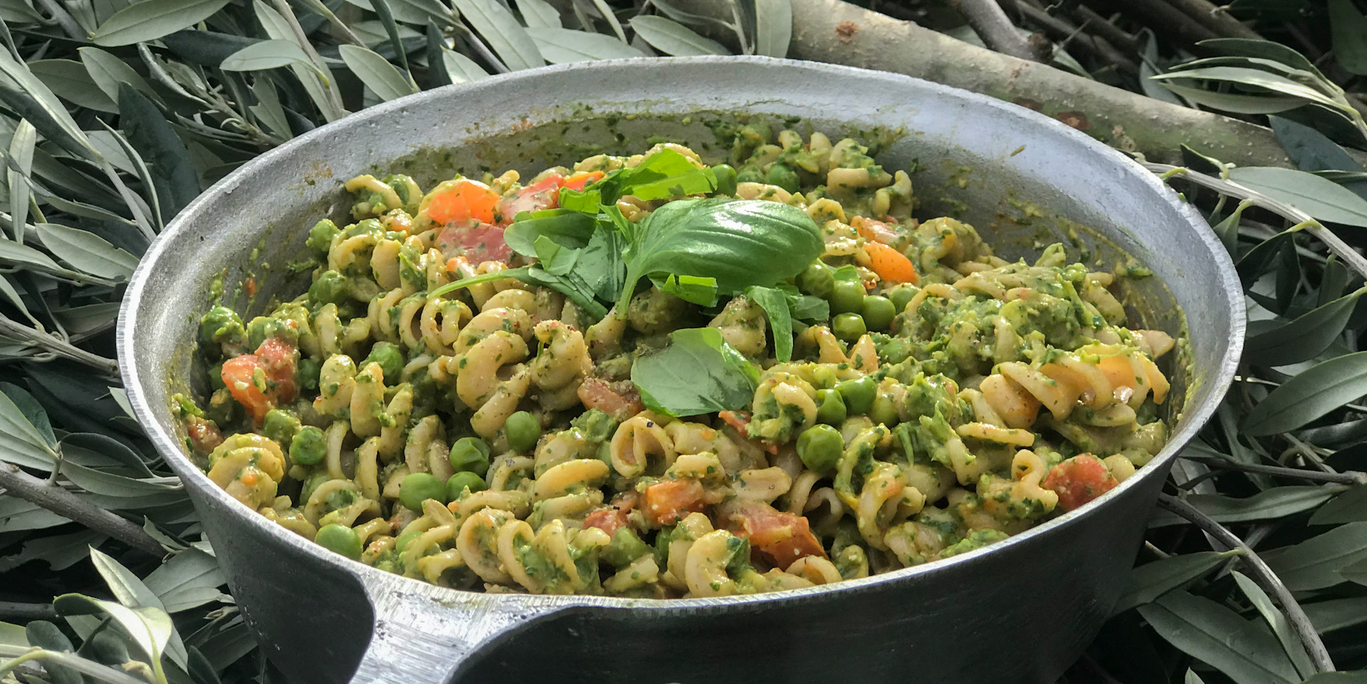 Paste cu sos pesto de avocado si spanac