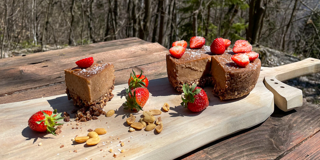 Tarta raw vegana cu arahide si cacao