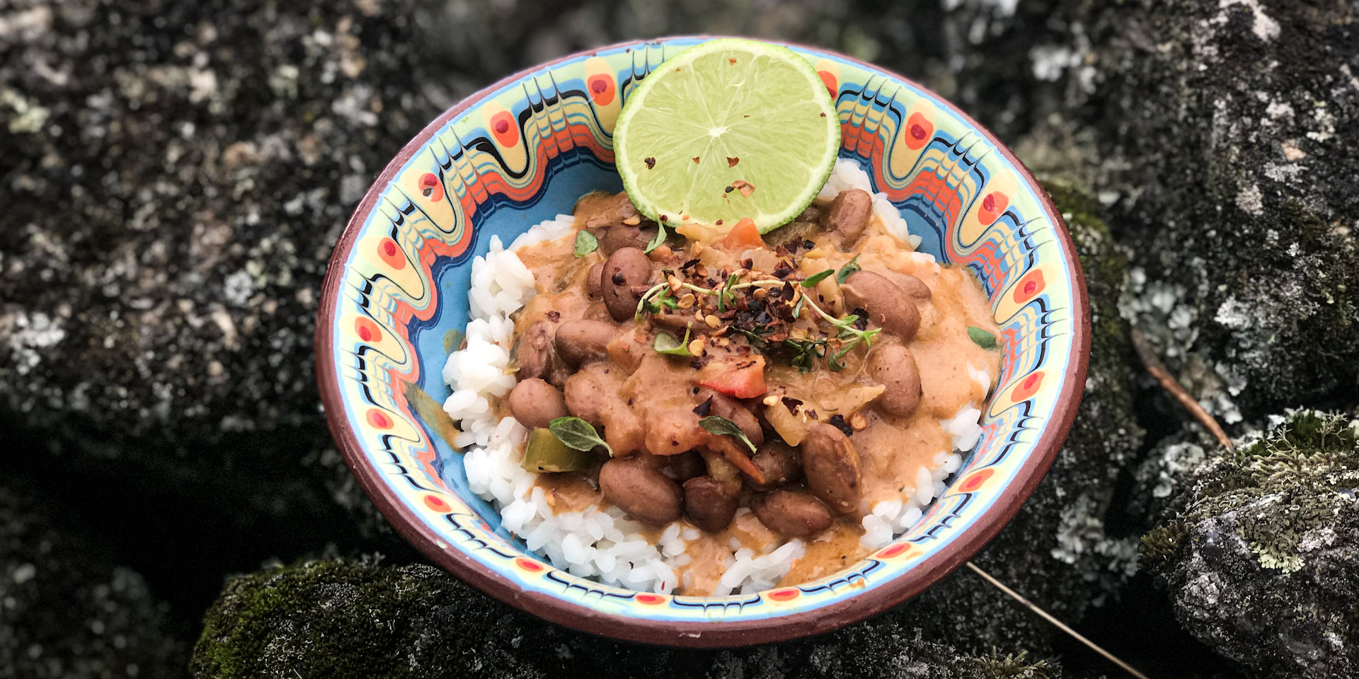 Tocanita vegana de fasole cu lapte de cocos si unt de arahide